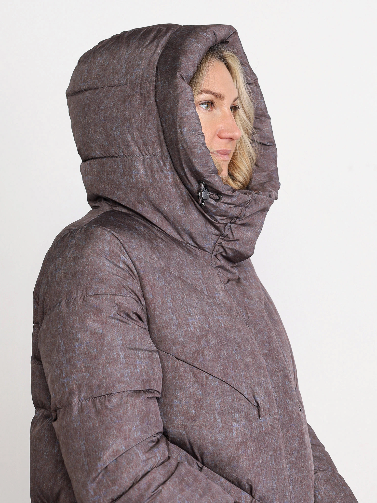 Пуховик коричневого цвета с двойным капюшоном